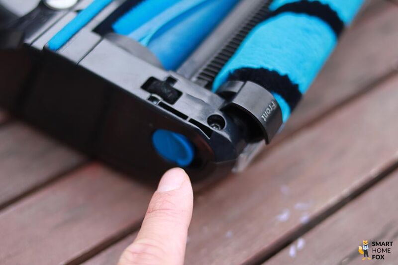 Man sieht den Knopf, mit welcher die Softrolle aus der Bodendüse gelöst werden kann